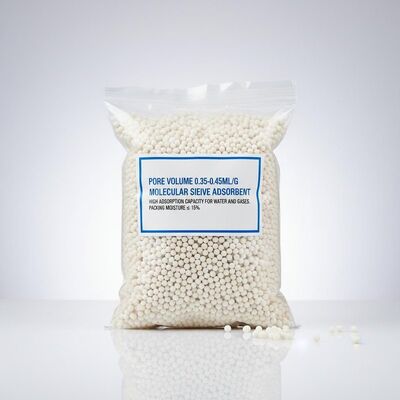 Molekularsieb-Adsorptionsmittel mit einem Porenvolumen von 0,35-0,45 ml/g und einer Wasseradsorption von ≥21,0 % für hohe thermische Stabilität bis zu 400 °C
